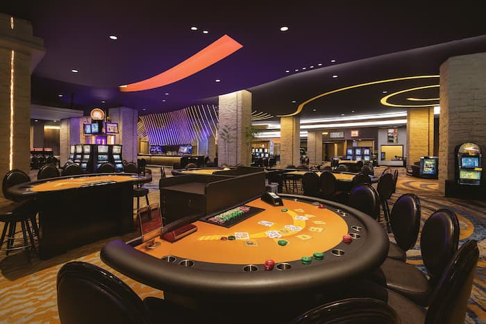 Strefa gier z komfortowymi fotelami i stołem