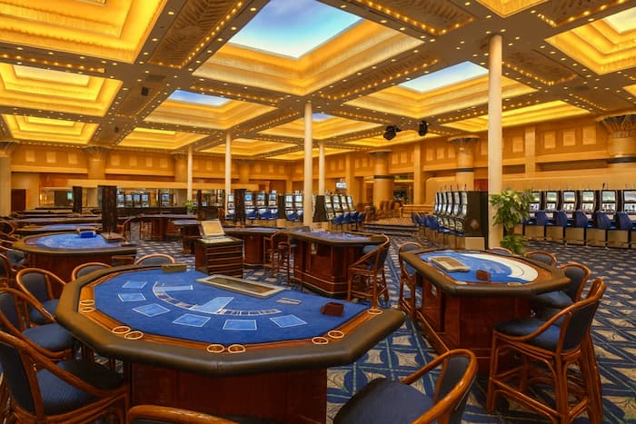 Lobby hotelowe z nowoczesnym wystrojem i strefą wypoczynku