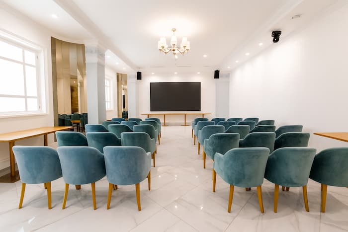 Sala spotkań z dużym stołem i krzesłami