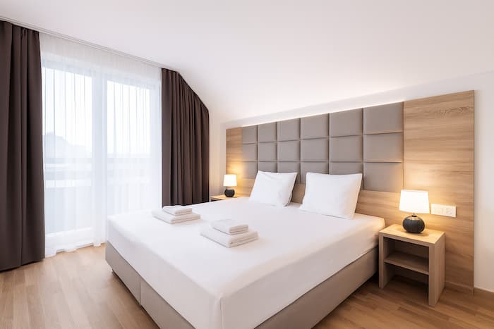 Pokój hotelowy z wygodnym łóżkiem i miejscem do odpoczynku