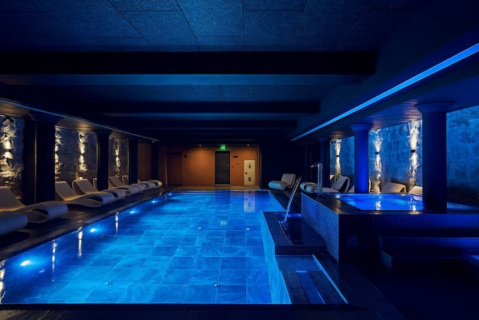 Strefa relaksu w hotelu z leżakami